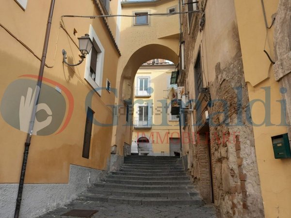 locale commerciale in vendita a Benevento in zona Centro Storico