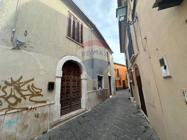 casa indipendente in vendita a Benevento in zona Centro Storico