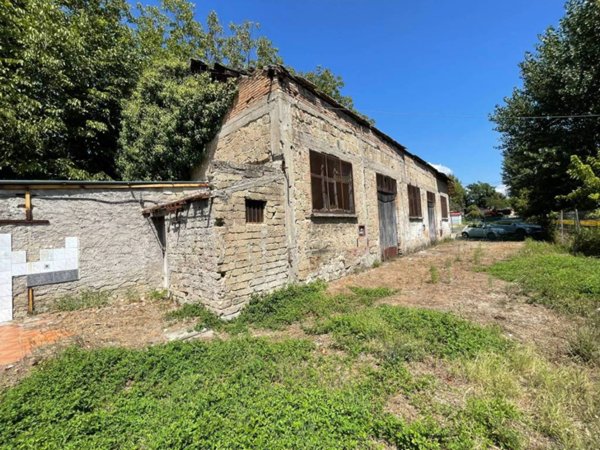 locale commerciale in vendita a Benevento in zona Porta Rufina