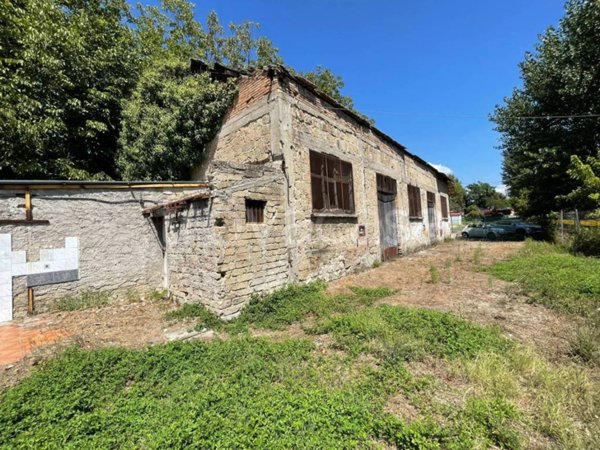 locale commerciale in vendita a Benevento in zona Cellarulo