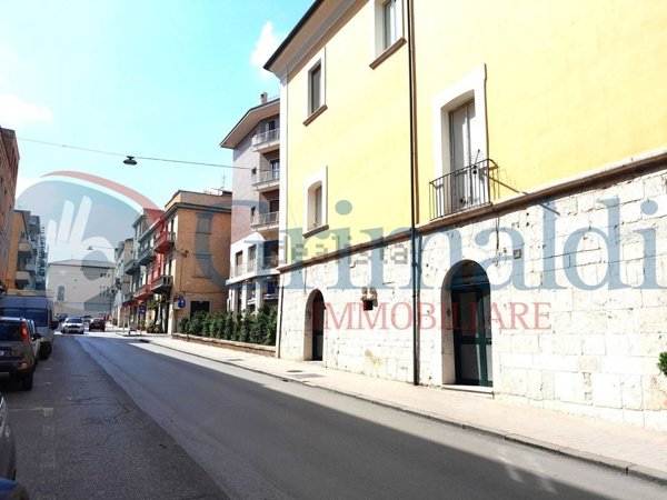 locale commerciale in vendita a Benevento in zona Centro Storico