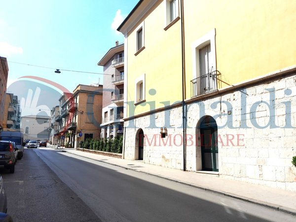 locale commerciale in vendita a Benevento in zona Centro Storico