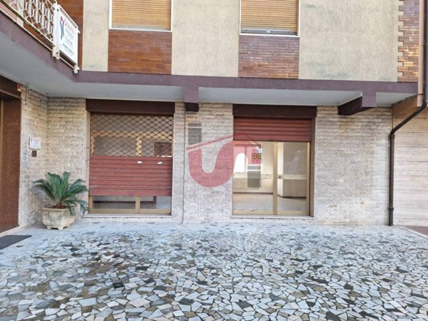 locale commerciale in vendita a Benevento in zona Porta Rufina