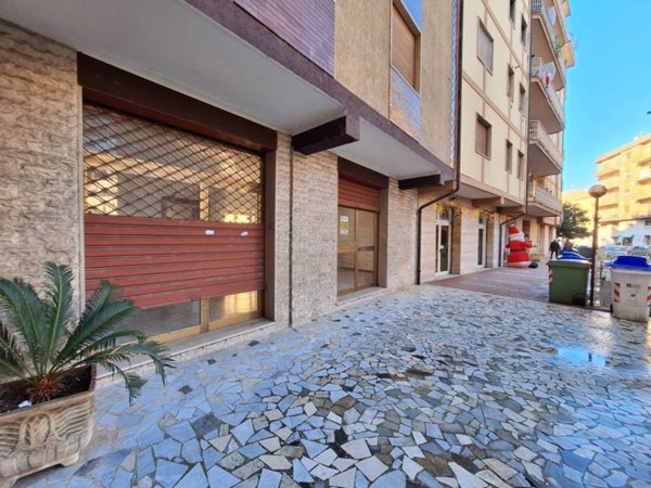 locale commerciale in vendita a Benevento in zona Porta Rufina