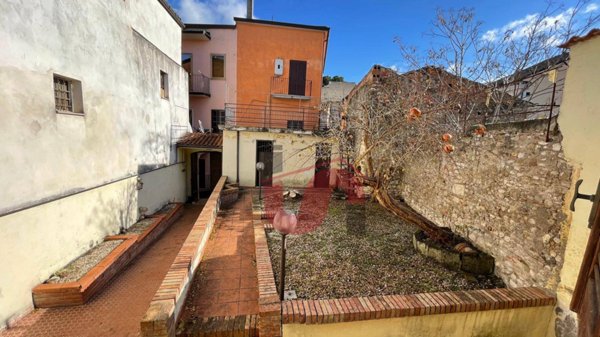 casa indipendente in vendita a Benevento in zona Centro Storico