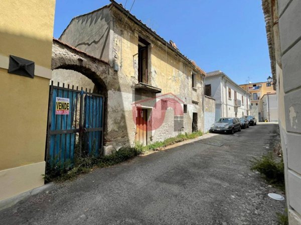 casa indipendente in vendita a Benevento in zona Centro Storico