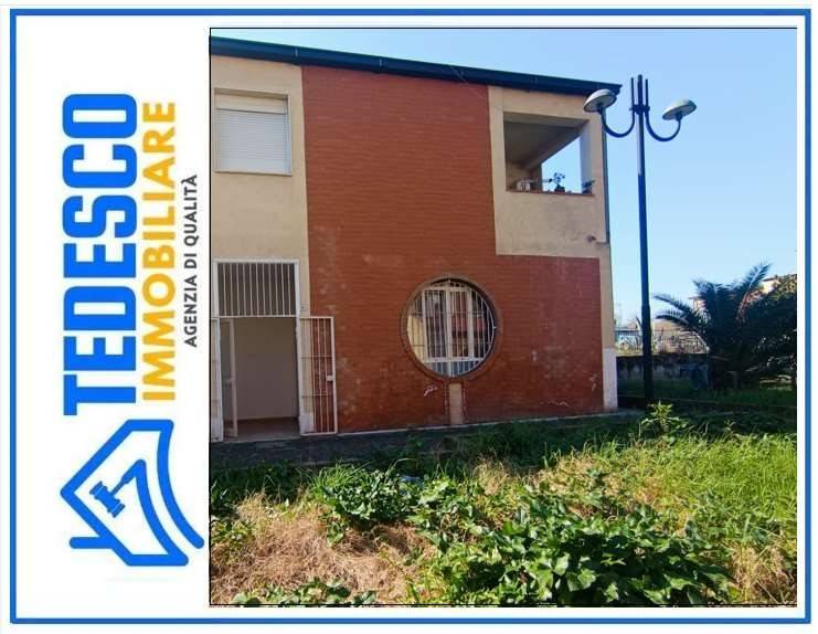 locale commerciale in vendita a Benevento in zona Porta Rufina