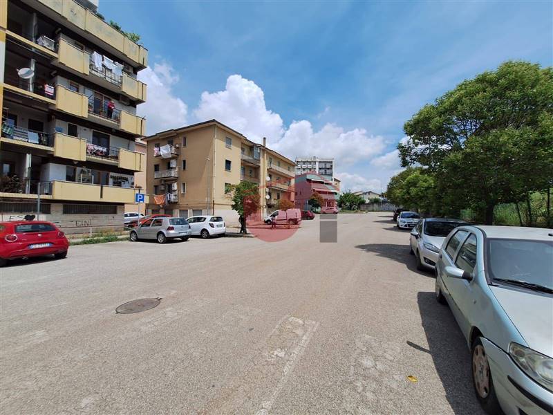 negozio in vendita a Benevento in zona Mellusi / Atlantici