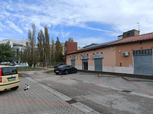 locale commerciale in vendita a Benevento in zona Centro Storico