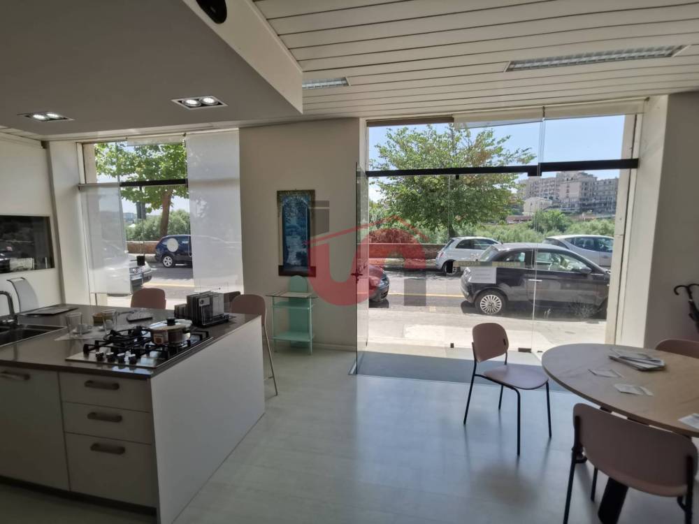 locale commerciale in vendita a Benevento in zona Ferrovia