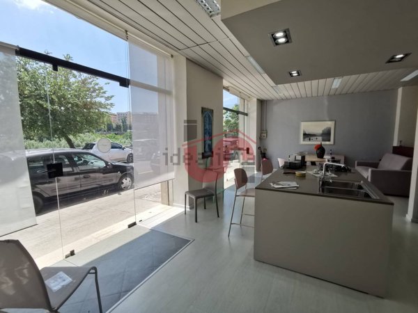 locale commerciale in vendita a Benevento in zona Ferrovia