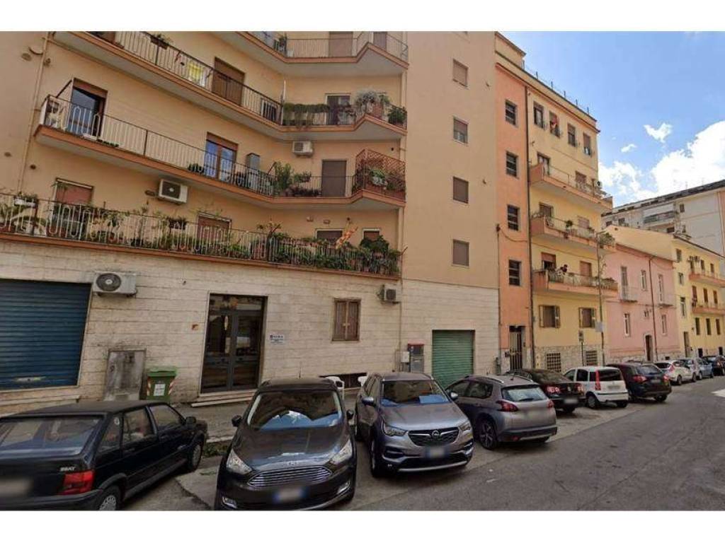 locale commerciale in vendita a Benevento in zona Porta Rufina