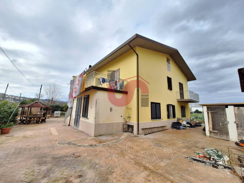 casa indipendente in vendita a Benevento in zona Libertà