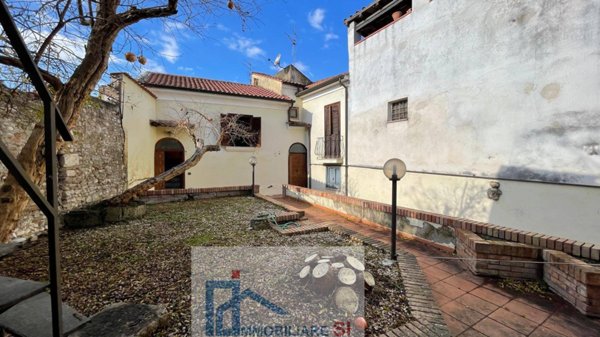 casa semindipendente in vendita a Benevento in zona Centro Storico