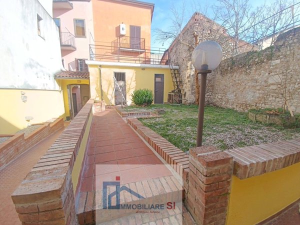 casa semindipendente in vendita a Benevento in zona Centro Storico