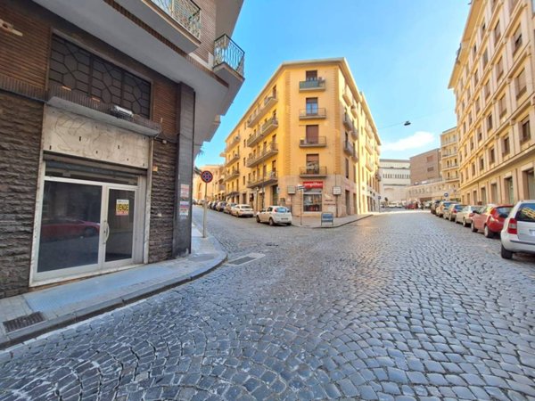negozio in vendita a Benevento in zona Centro Storico
