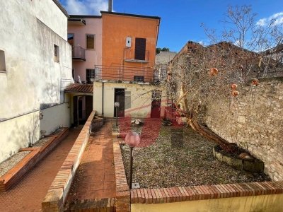 casa indipendente in vendita a Benevento in zona Centro Storico
