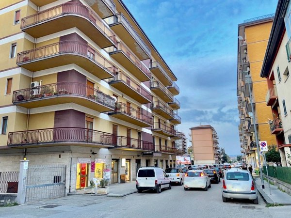 locale commerciale in vendita a Benevento in zona Centro Storico