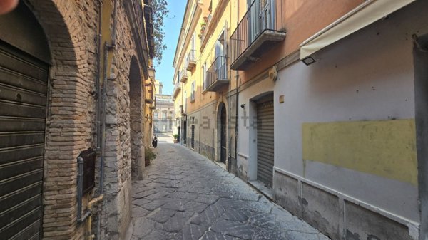 locale commerciale in vendita a Benevento in zona Centro Storico