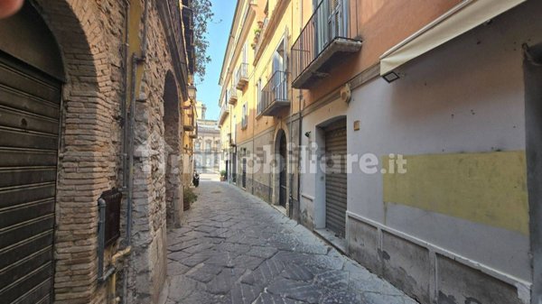 locale commerciale in vendita a Benevento in zona Centro Storico