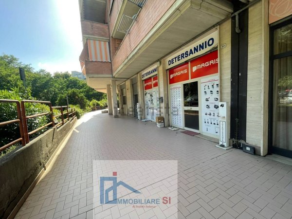 locale commerciale in vendita a Benevento in zona Centro Storico