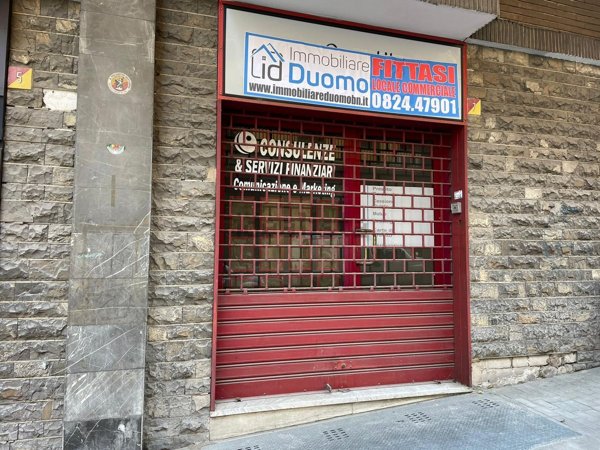 locale commerciale in vendita a Benevento in zona Centro Storico