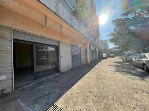 negozio in vendita a Benevento in zona Porta Rufina