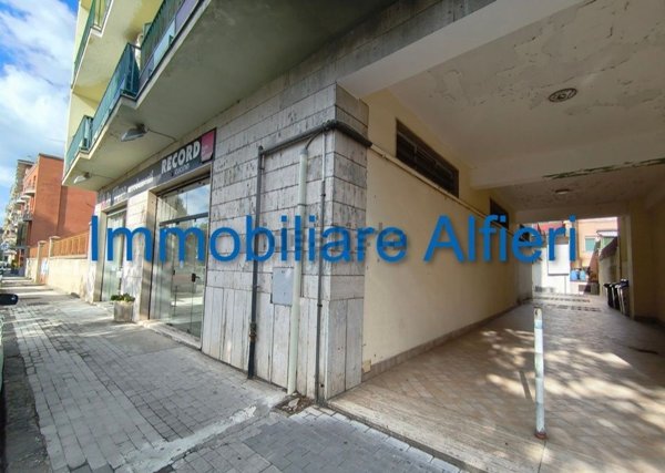 locale commerciale in vendita a Benevento in zona Ferrovia