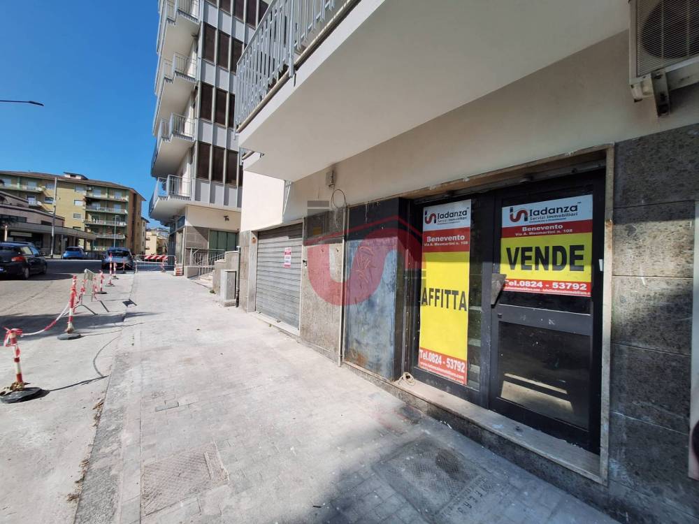 locale commerciale in vendita a Benevento in zona Mellusi / Atlantici