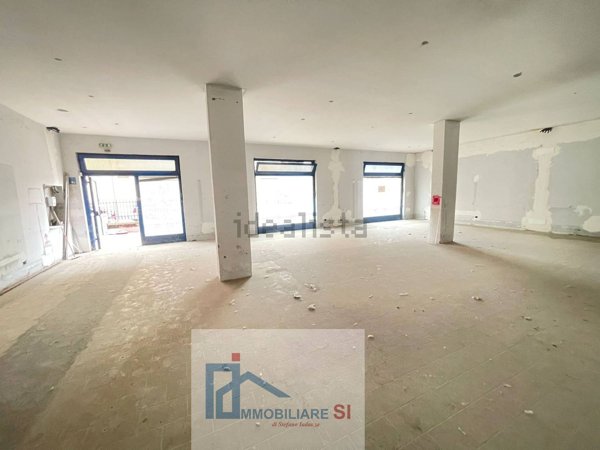 locale commerciale in vendita a Benevento in zona Mellusi / Atlantici