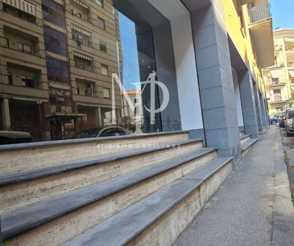 locale commerciale in vendita a Benevento in zona Centro Storico