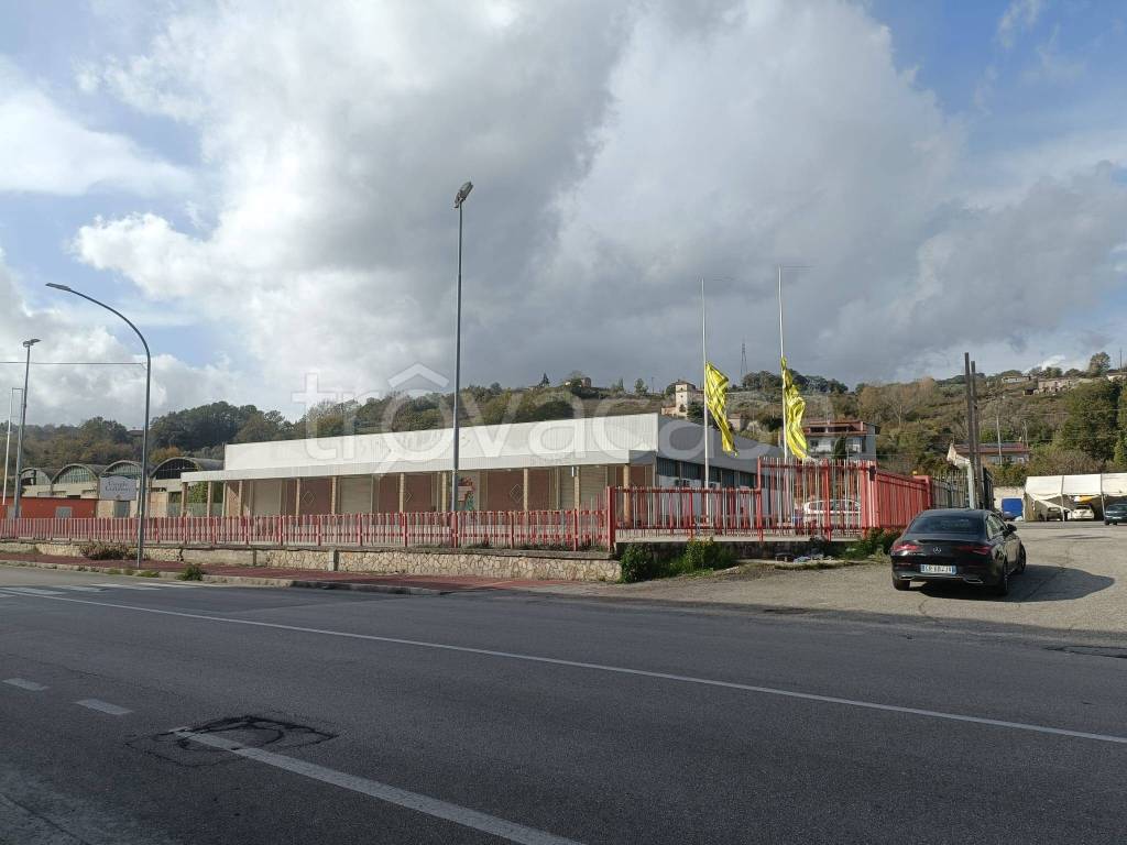 negozio in vendita a Benevento in zona Libertà