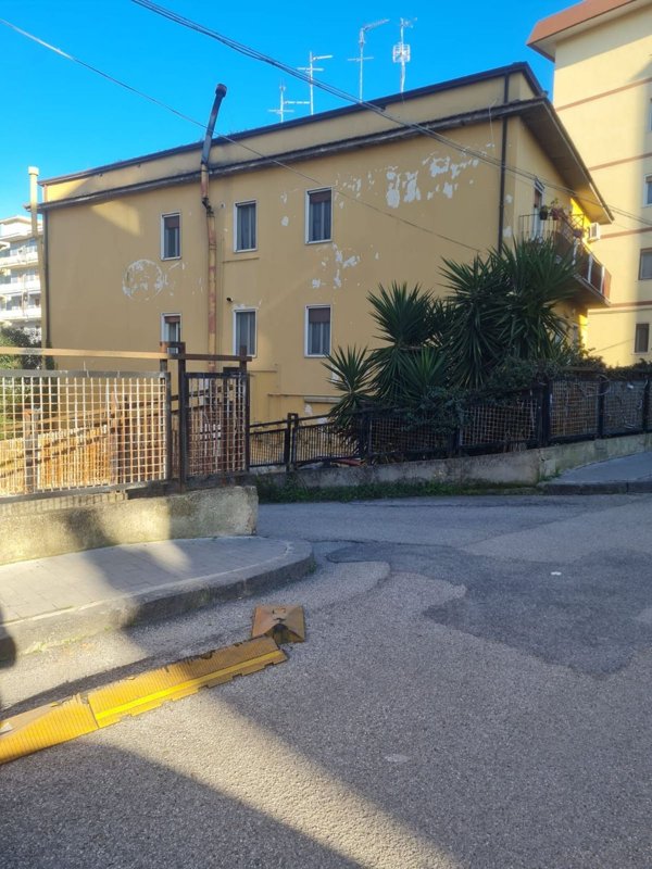 locale commerciale in vendita a Benevento in zona Mellusi / Atlantici