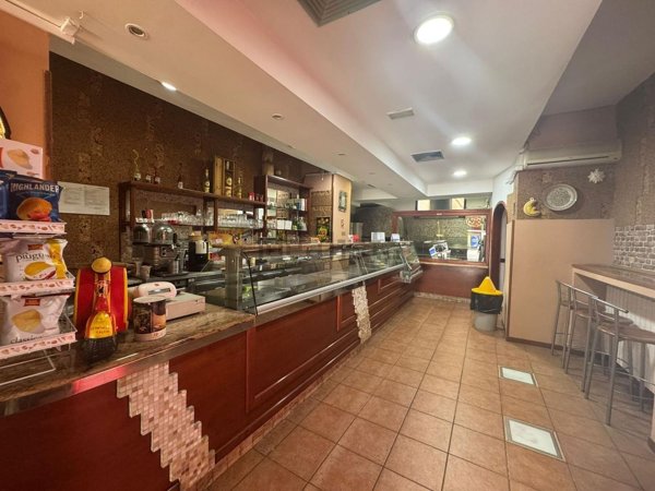 locale commerciale in vendita a Benevento in zona Centro Storico