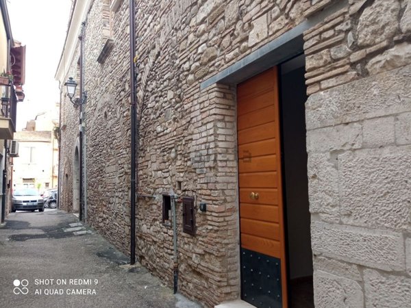 locale commerciale in vendita a Benevento in zona Centro Storico