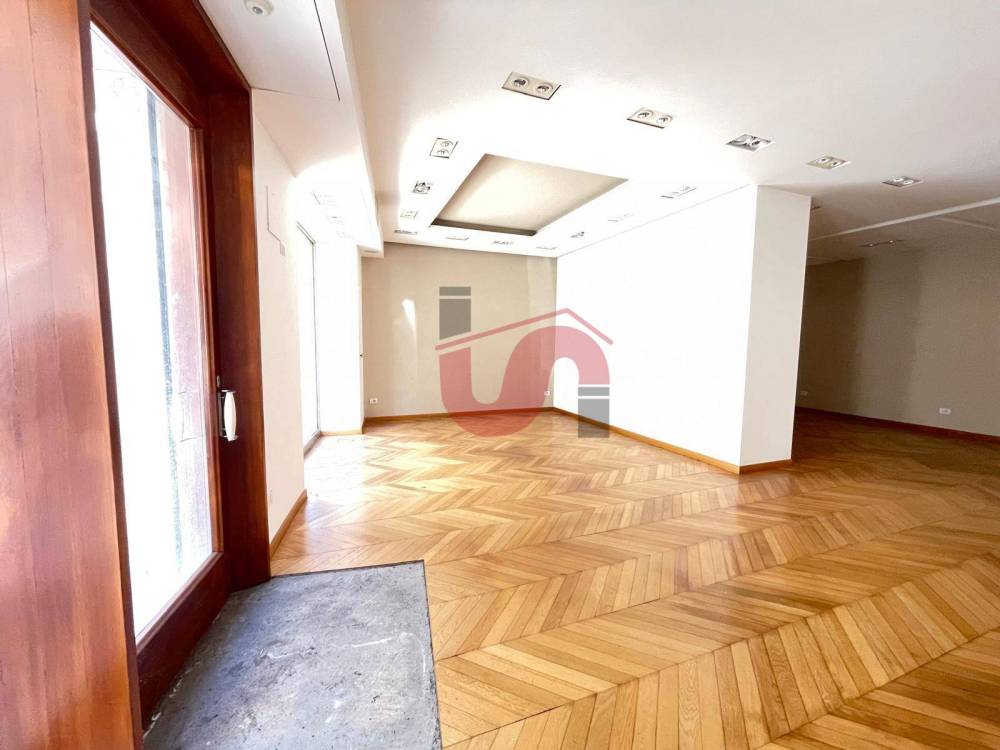 locale commerciale in vendita a Benevento in zona Centro Storico