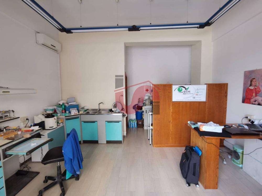 locale commerciale in vendita a Benevento in zona Mellusi / Atlantici