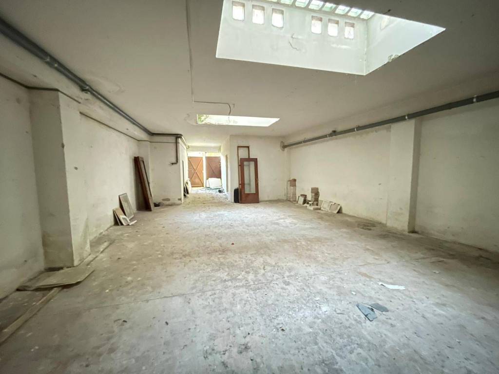 locale commerciale in vendita a Benevento in zona Porta Rufina
