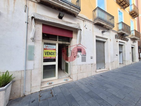 locale commerciale in vendita a Benevento in zona Centro Storico