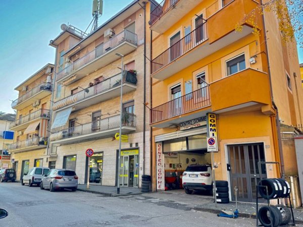 negozio in vendita a Benevento in zona Libertà