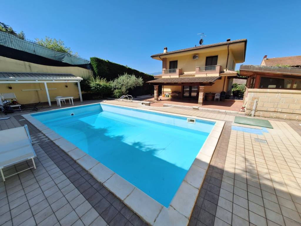 casa indipendente in vendita a Benevento in zona Porta Rufina