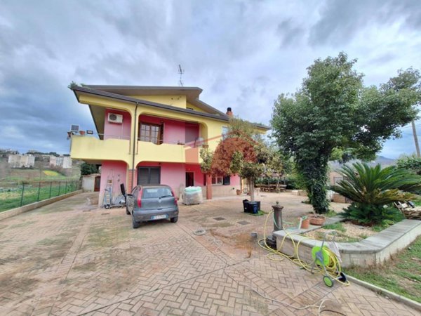 casa indipendente in vendita a Benevento in zona Libertà