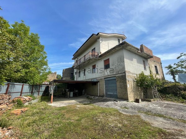 casa indipendente in vendita a Benevento in zona Centro Storico