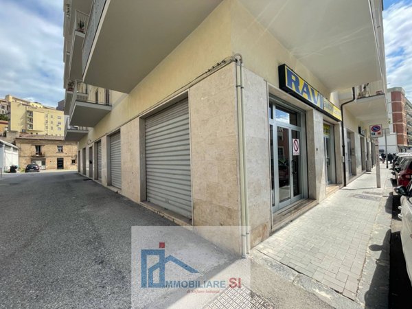locale commerciale in vendita a Benevento in zona Libertà