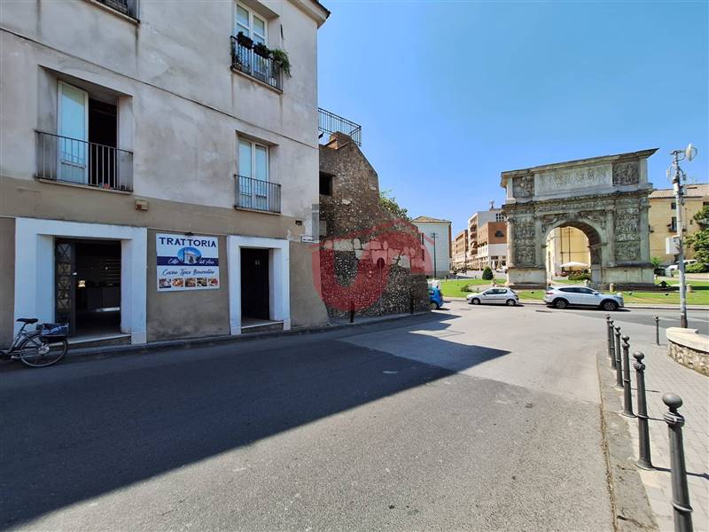 locale commerciale in vendita a Benevento in zona Centro Storico