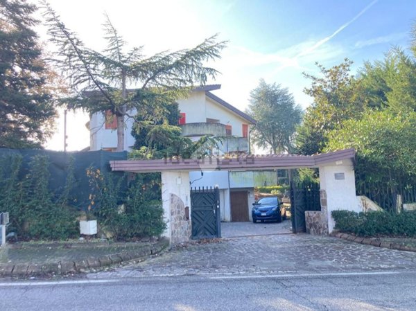 casa indipendente in vendita a Benevento in zona Libertà