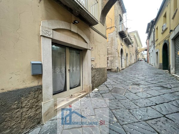 locale commerciale in vendita a Benevento in zona Centro Storico