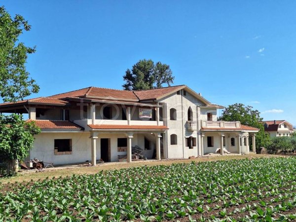 casa indipendente in vendita a Benevento in zona Centro Storico