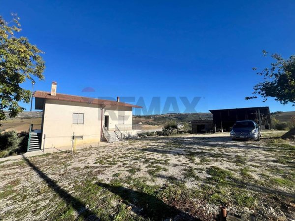 casa indipendente in vendita a Benevento in zona Libertà