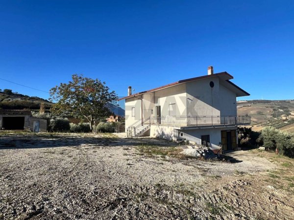 casa indipendente in vendita a Benevento in zona Libertà